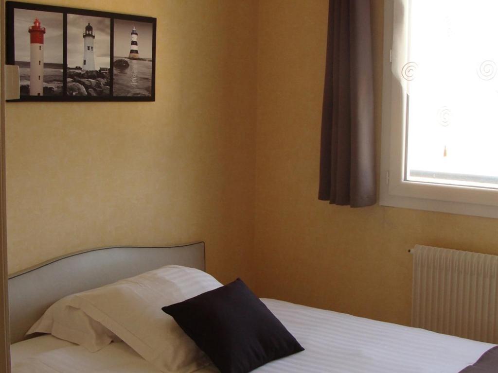 Hotel Le Flaubert Fougères Habitación foto
