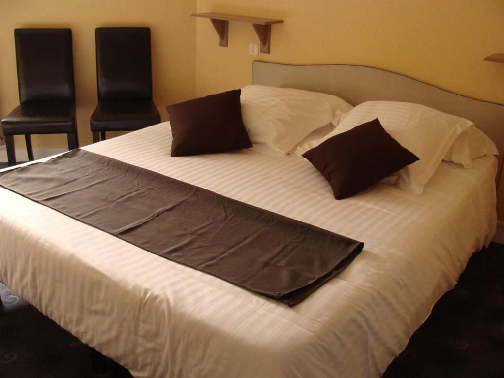 Hotel Le Flaubert Fougères Habitación foto